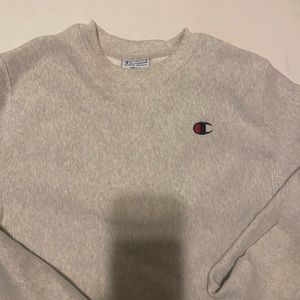 LIGHT GREY CHAMPION CREWNECK